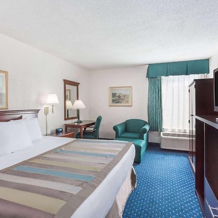 Baymont By Wyndham Greensboro/Coliseum Exterior foto