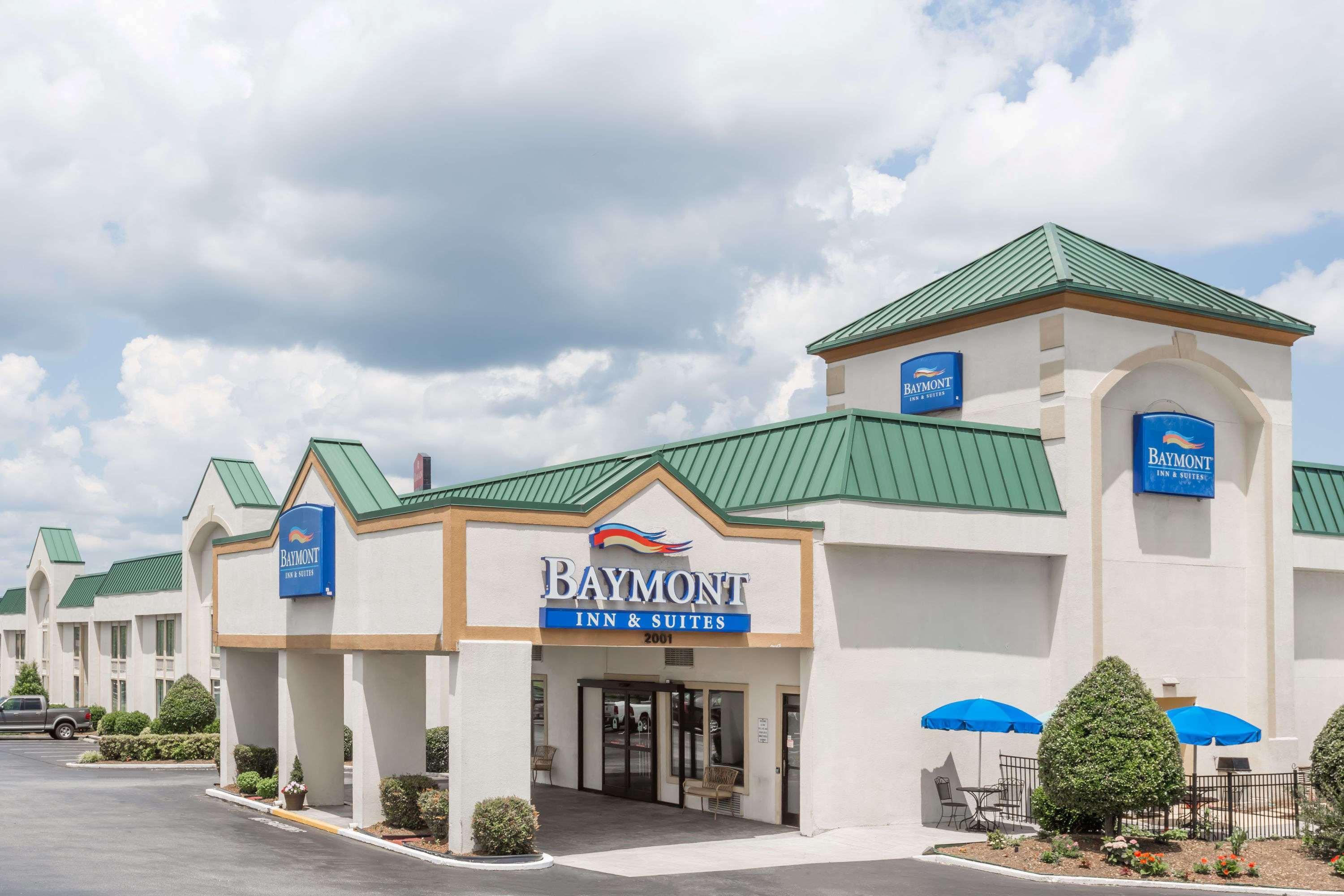 Baymont By Wyndham Greensboro/Coliseum Exterior foto